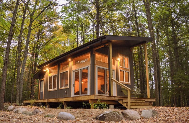 Clewley's Nest - Minimalist cabin in the woods