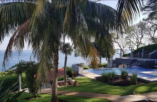 CLIFF SIDE , BEACH FRONT PARADISE!!! Private beach & 5 min drive to El Tunco