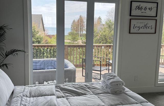 Cliff Side Beach House (Private Beach)