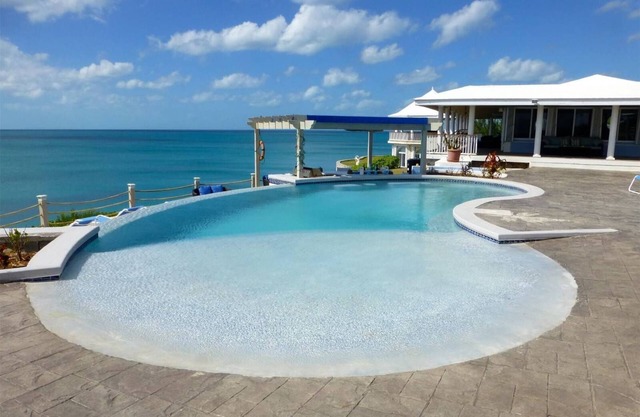 CLIFF-TOP ESTATE MIT POOL, spektakulären Sonnenuntergängen, direktem Zugang zur Karibik