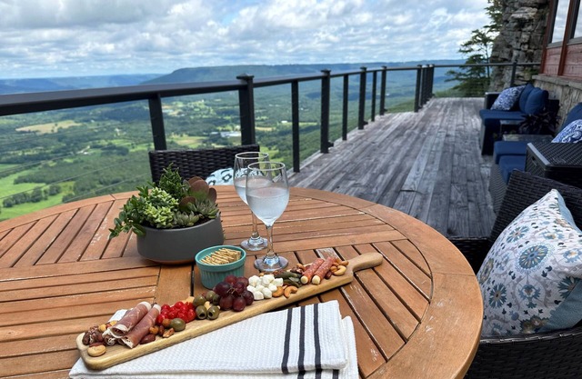 Cliffside 1BR Cabin | Unique | Luxury | Romantic | Modern | Hot Tub & Stunning Views | Lookout Mtn