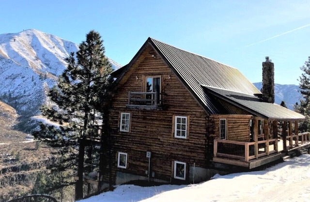 Cliffside Log Cabin w / New Large Deck für spektakuläre Ausblicke und Wildlife