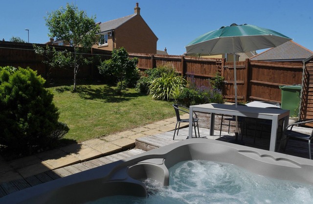 CLIFFWALK COTTAGE, pet friendly, with hot tub in Portland Bill