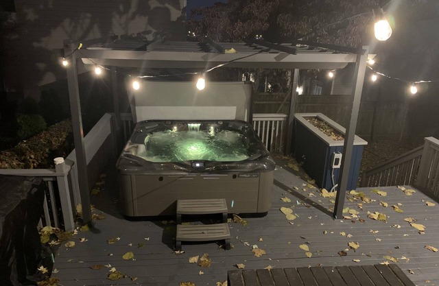 Clifton Scenic Lodge 3BR 2BA: Private Hot Tub, Spacious Patio, Offstreet Parking
