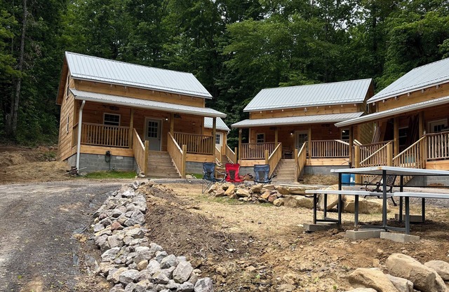 Cozy timber-framed Clinch Mountain cabin retreat near charming Rogersville, TN.