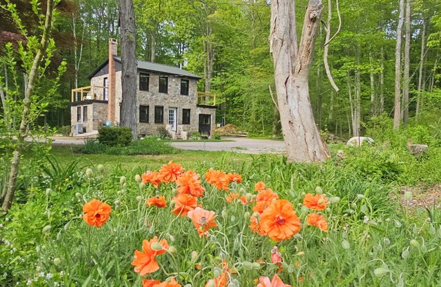 Clinton's Hidden Secret Renovated 2-bedroom Stonehouse with WiFi, AC and more