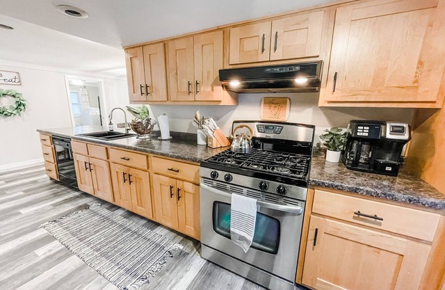 ⭐️ Clintonville! Quaint Stay on Quiet Street! 2 bed/1 bath!