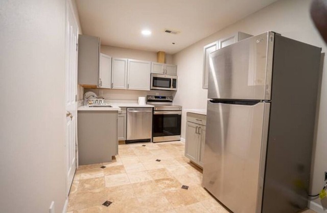 Close To Airport: Modern Living