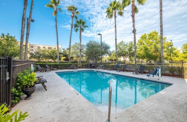 Close to Attractions! Free Parking, Pets Allowed, Near Jacksonville Riverwalks