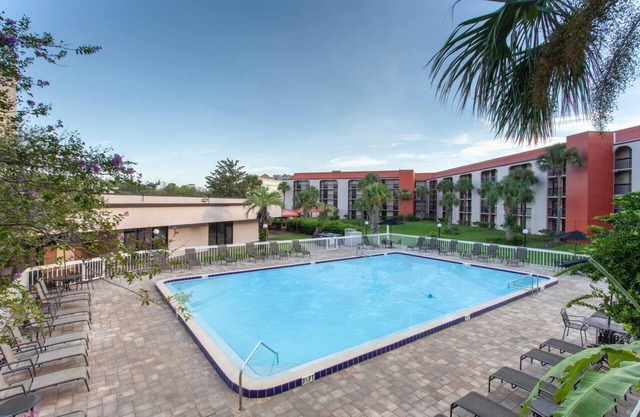 Close to Attractions! Comfy Unit, Pool, Shuttle to Parks, Parking, Breakfast