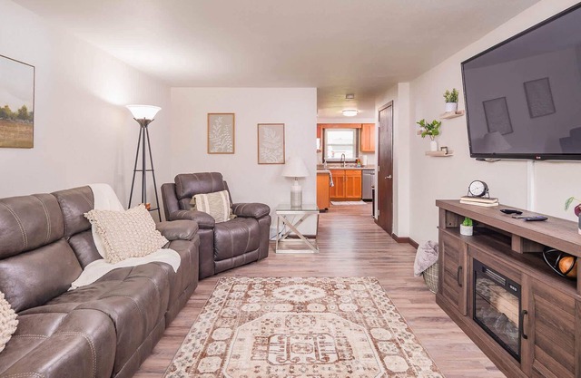 Close to Aurora Hospital- Short drive to Lambeau