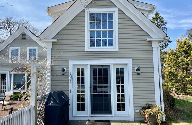 Close to beach, dining and downtown