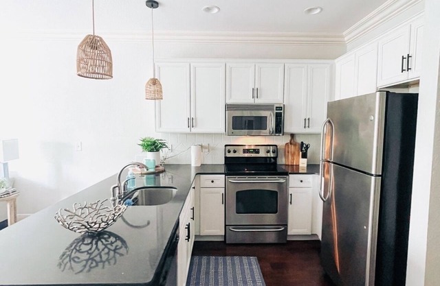 Close to Campus-newly professionally decorated-sleeps 6 -no stairs!