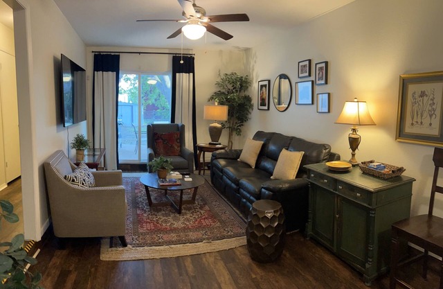 Close to campus - Sleeps 6