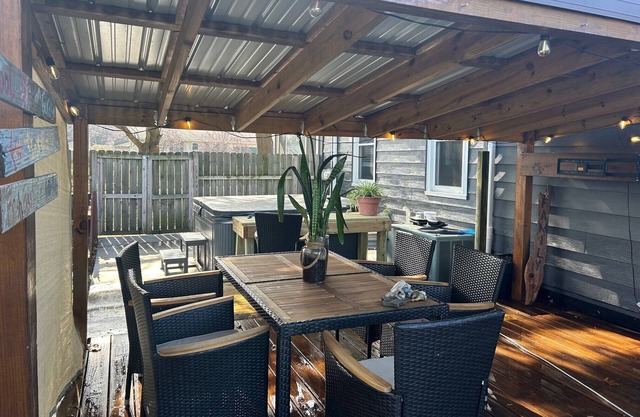 Close to City and Beaches, Pets Welcome, Hot Tub and Seasonal Pool