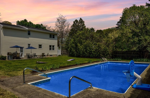 Close to Downtown & Track | Pool | Firepit | Dogs