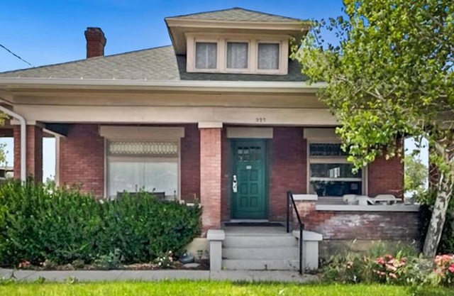 Close to Downtown! Comfortable House with Parking