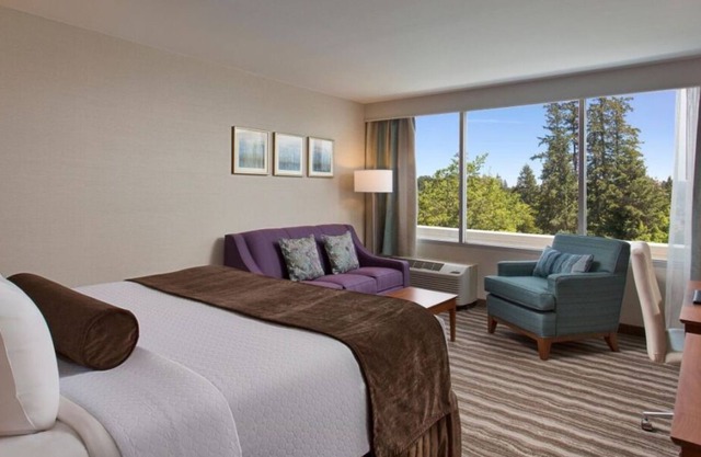 Close to Downtown Portland, Lake Oswego & 1-5 Corridor! Onsite Parking, Pool!
