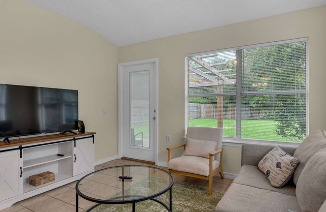 Close to Dwntwn, Navy Base, & Beaches 2BR/2BT