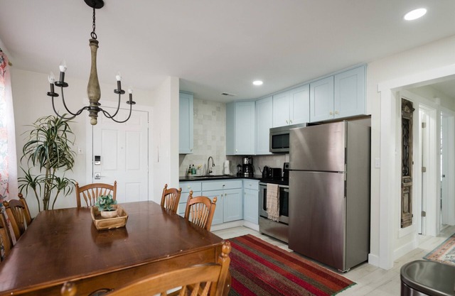 Close To Everything: Downtown, bars/restaurants/coffee, ski resorts nearby