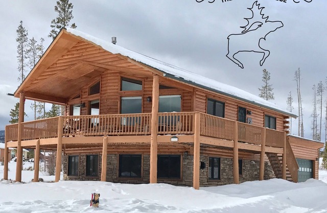 Riverfront Log Home mit Ansichten für immer