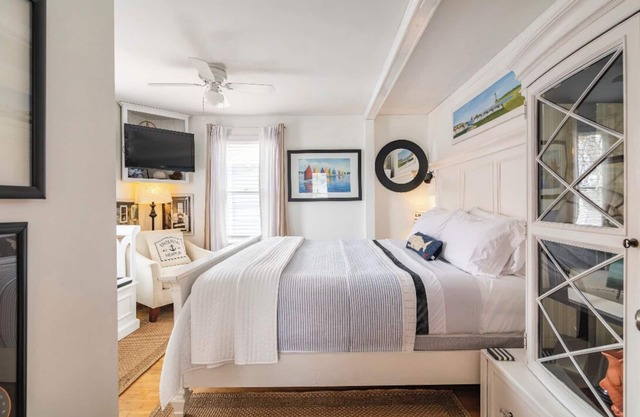 SEASIDE RETREAT Zu Fuß zum Parkplatz in der Stadt - private Suite und Badezimmer