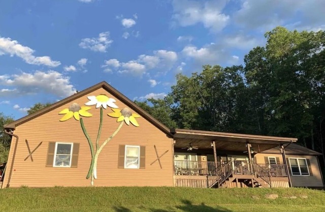 Close to Hiking Trails-Skiing! Located In a quiet Home with Mountain View