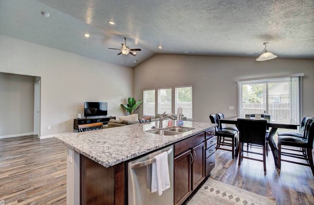 Close to Idaho Center~ King bed~5 TVs~Room for all