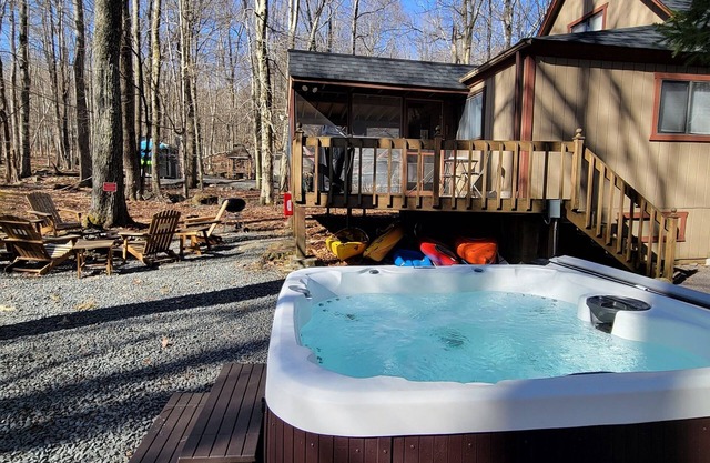 Close to Lake-Firepit-Hot Tub- Casinos-Fireplace- Kayaks-Bikes