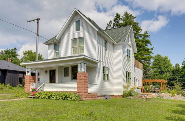Close to Lake Superior: Walkable Washburn Charmer!