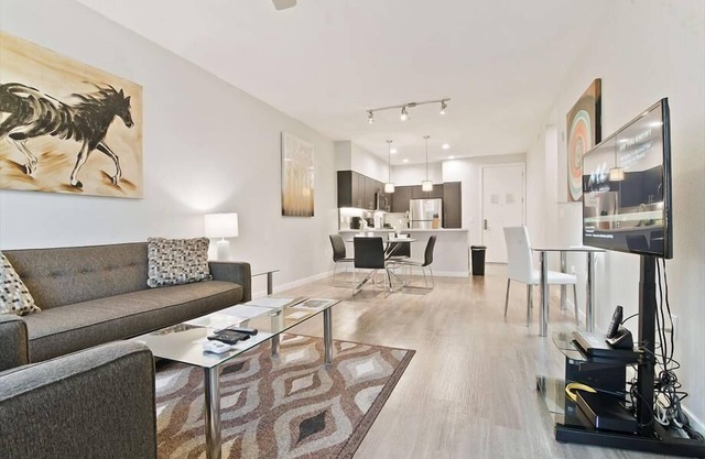Close to Menlo Park Rail | High Speed Internet + Washer/D
