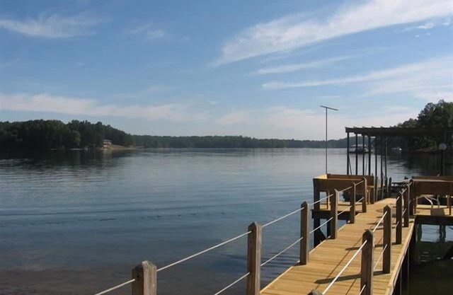 In der Nähe von Bergen, Clemson Asheville, Jachthafen und dem besten See in Carolina