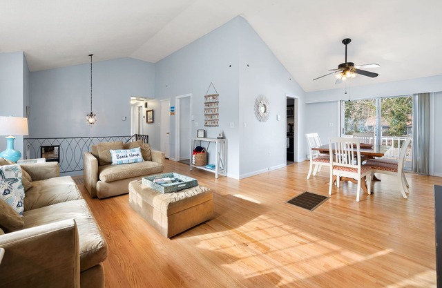 Close to Mystic, Stonington, Westerly. Room for everyone. 3 mins to Ocean Beach.
