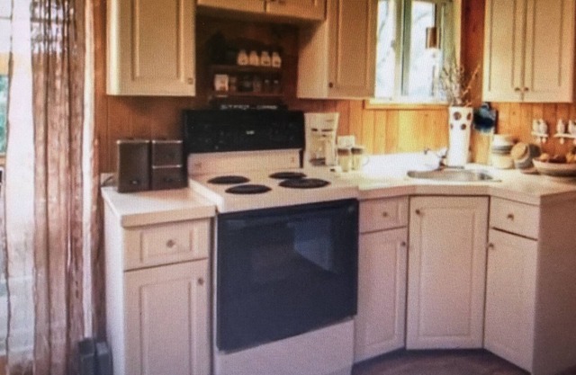 Close to Okanagan Lake, Evely Beach less than 10 minutes away.