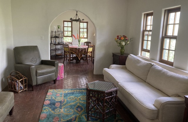 Close to Plaza!Charming Private 2 bedroom Casita, 2 fenced quiet courtyards