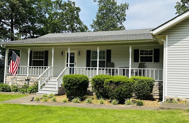 Close to Sandy Beach, and Dam Site Marina. Great home for friends and family