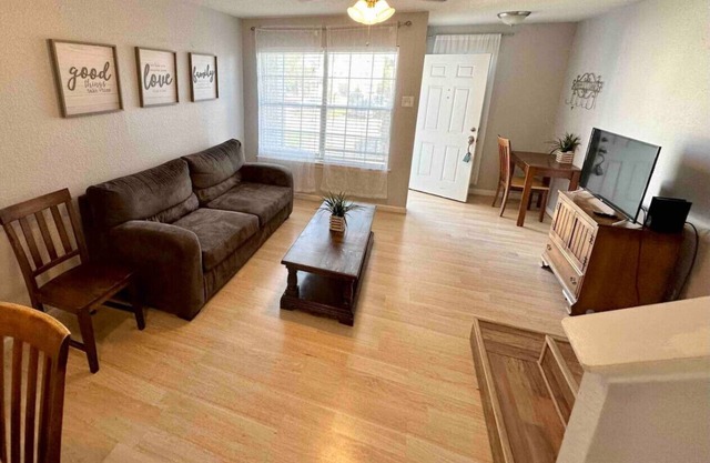 Close to Sea World & Lackland AFB Stay