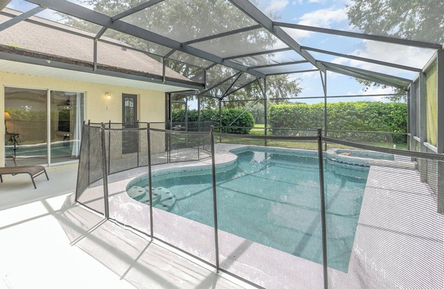 Close to Shops, Theme Parks & Restaurants with Pool, Spa & Games Room (16026)