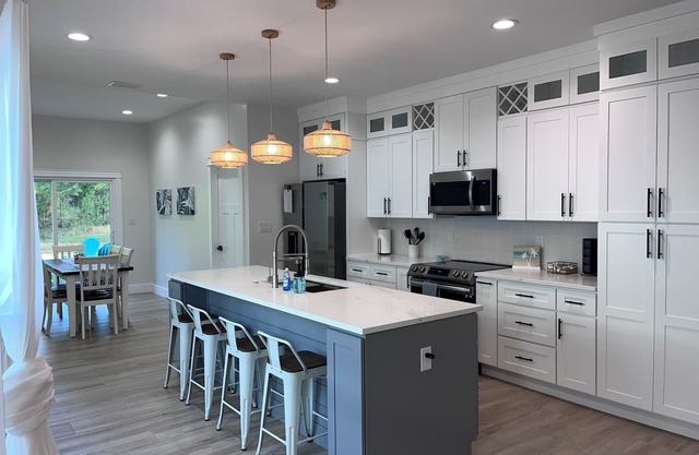 New build. Near sports complex/OWA/beaches/shopping/restaurants. King bed!
