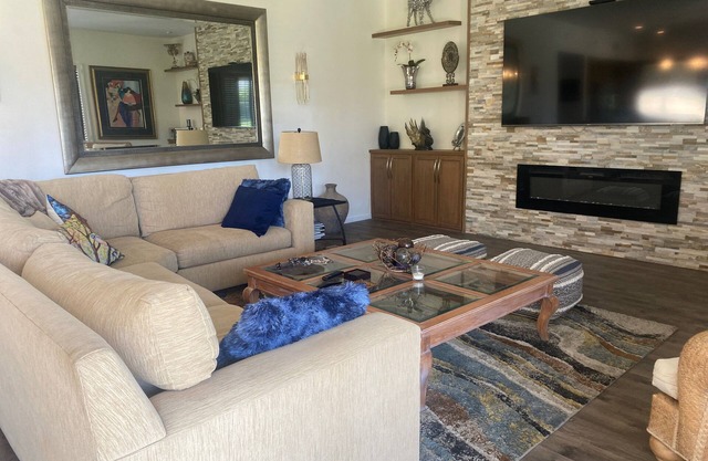 Beste Lage, Schritte zum Pool und Blick auf die Berge Indian Wells zu Fuß zu Restaurants