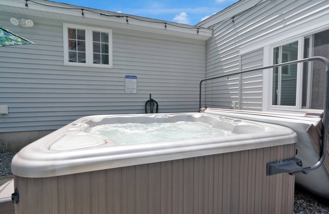 Close to the beach. Private Fenced in Yard for your pup. Shared Hot Tub