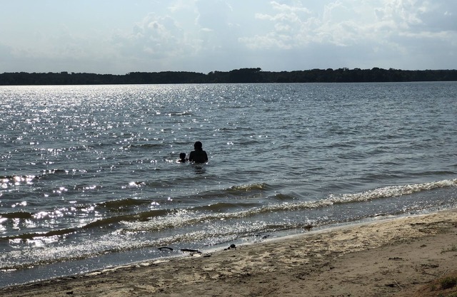 Cerca del lago y lanchas. Se admiten mascotas y familiar. Peces / Caza