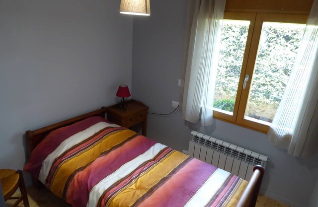 Close to the lake, with direct access to the garden, ideal apartment to be quiet.