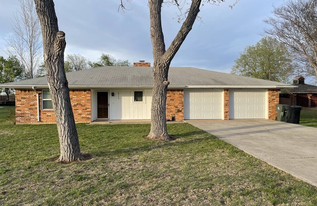 Close to the med centers, ball fields, shopping & the lake! Perfect for all!!
