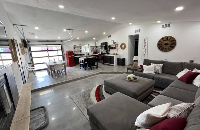 Close to the park, sleeps 6, pets ok!