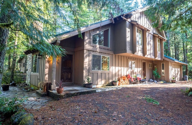 3rd night free on your stay before June 8th!! Hiking,Hottub
