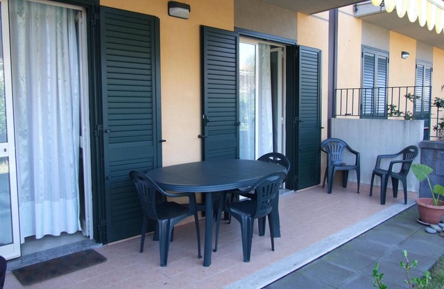Close to the sea, bright apartment with garden