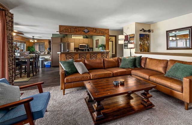Close to the Slopes! Pool & Hot Tubs! Winter Shuttle!