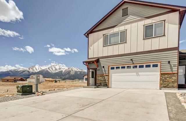Close to town and dog walking area!