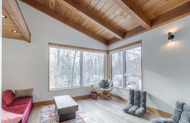 Close to Vallée-Bras-du-Nord, this new construction offers comfort in nature
